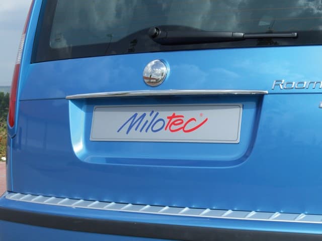 33401 Decorative trim above the rear license plate